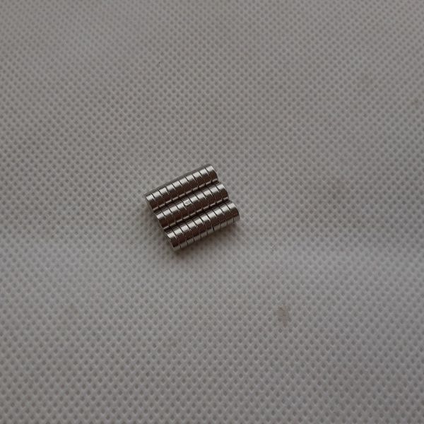 ネオジム磁石 30個 5mm×2mm アクセサリー マグネットピン ハンドメイド_画像2