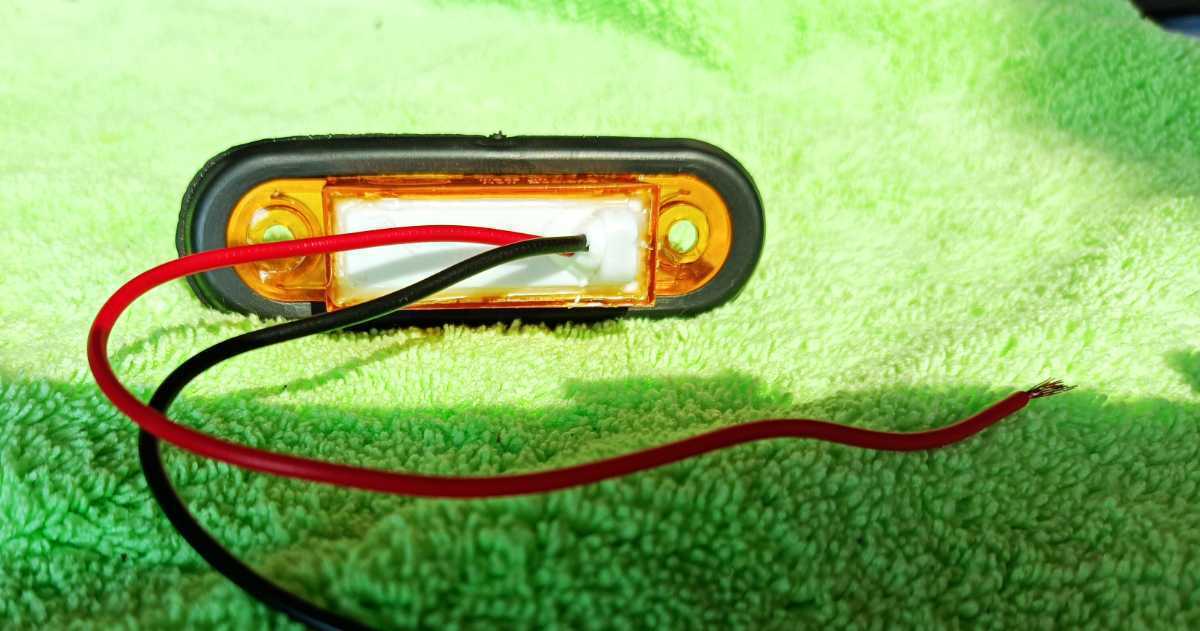 　埋め込マーカー　HELLA製 ledマーカー2led 濃いアンバー アンバーレンズ　アンダーパイプEUROVOLVOスカニア防水12～24v 12個セット　ヘラ