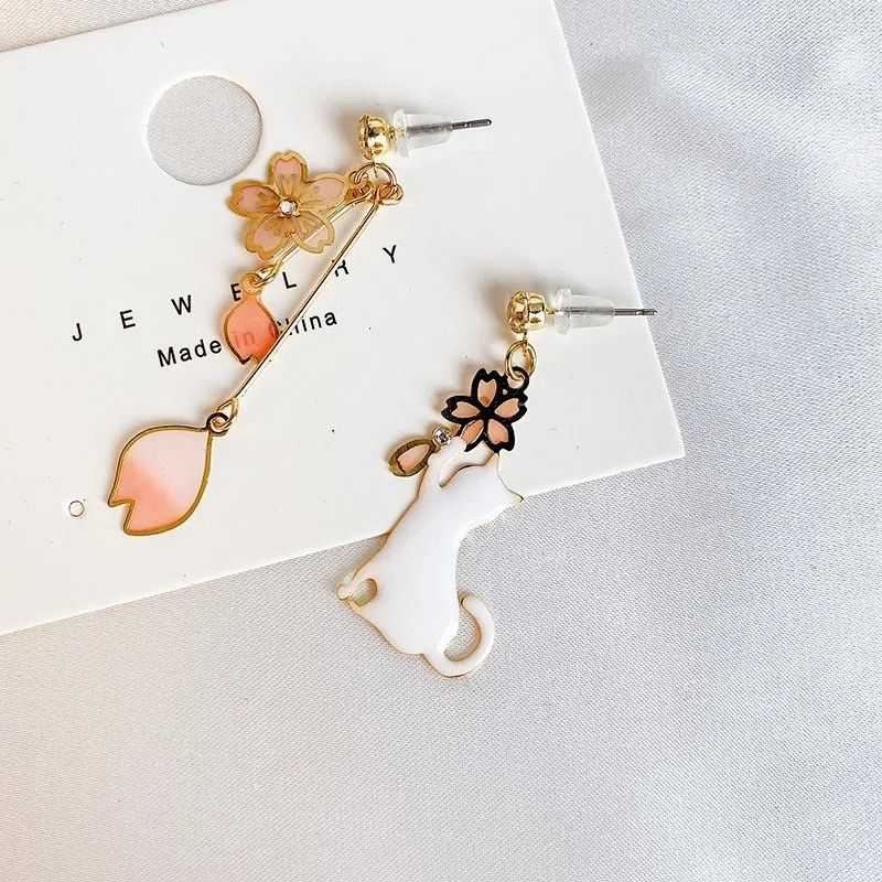 ネコと花のピアス シロ・クロのセット