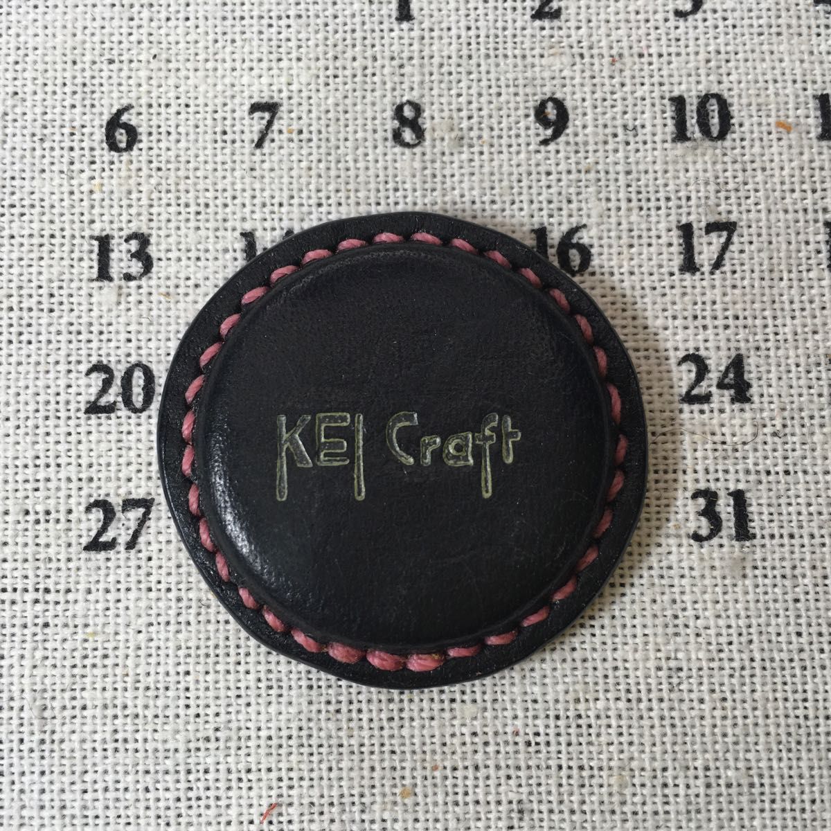 革で包んだ円型磁石(刺繍・裁縫・レザークラフト用針置き)マヤブラック×マヤオレンジ×ピンク