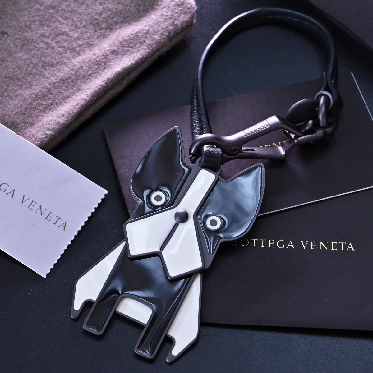 本物 極上品 ボッテガヴェネタ 最高級イタリア製 エナメル ボストンテリアモチーフ バッグチャーム 保存箱 冊子付き BOTTEGA VENETA 2