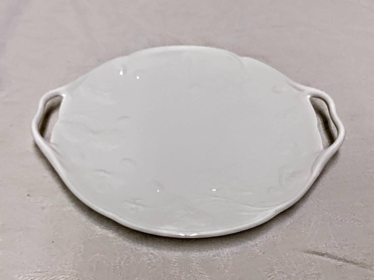 12276/未使用 英国 MINTON ミントン 取手付きプレート 皿 ロイヤルドルトングループ 白磁 ホワイト ストロベリー ビクトリアストロベリー_画像2