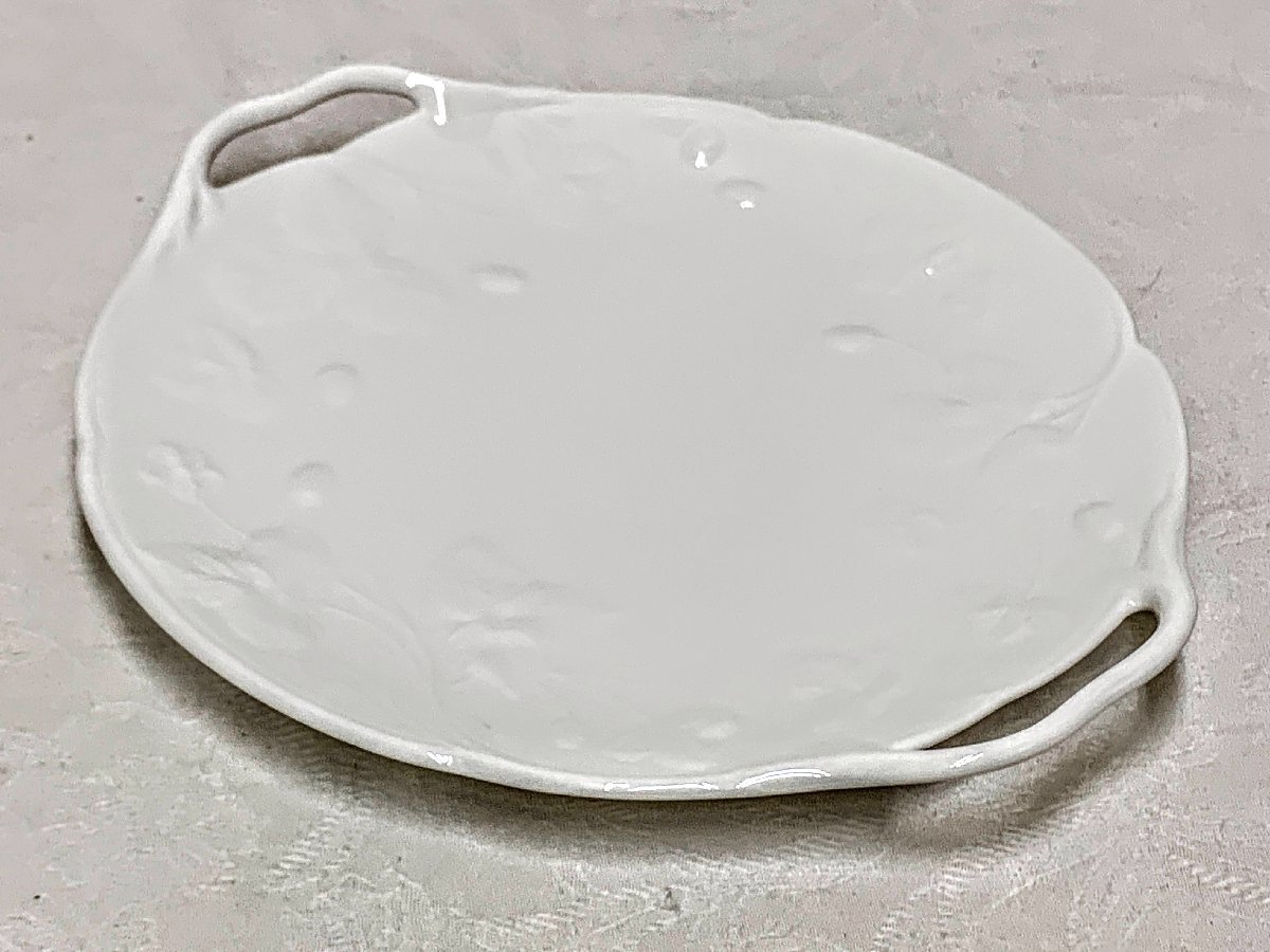12276/未使用 英国 MINTON ミントン 取手付きプレート 皿 ロイヤルドルトングループ 白磁 ホワイト ストロベリー ビクトリアストロベリー_画像3