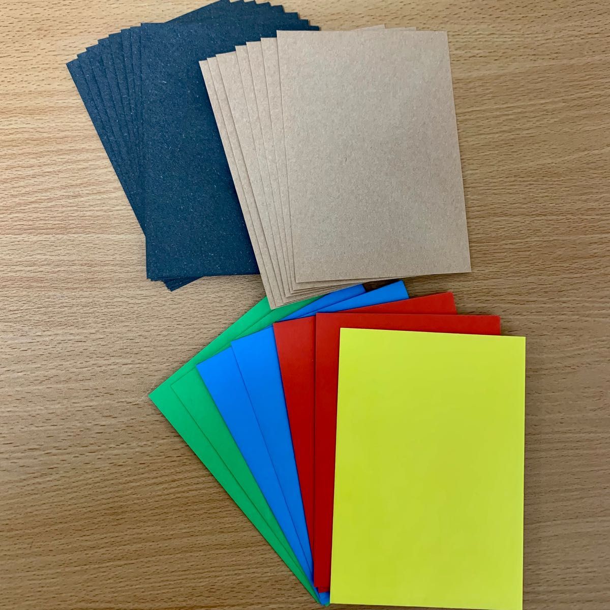 白紙入り色封筒7枚（緑青赤・各2枚、黄1枚）　　　　　　封筒15枚（黒8枚、茶7枚）　計22枚