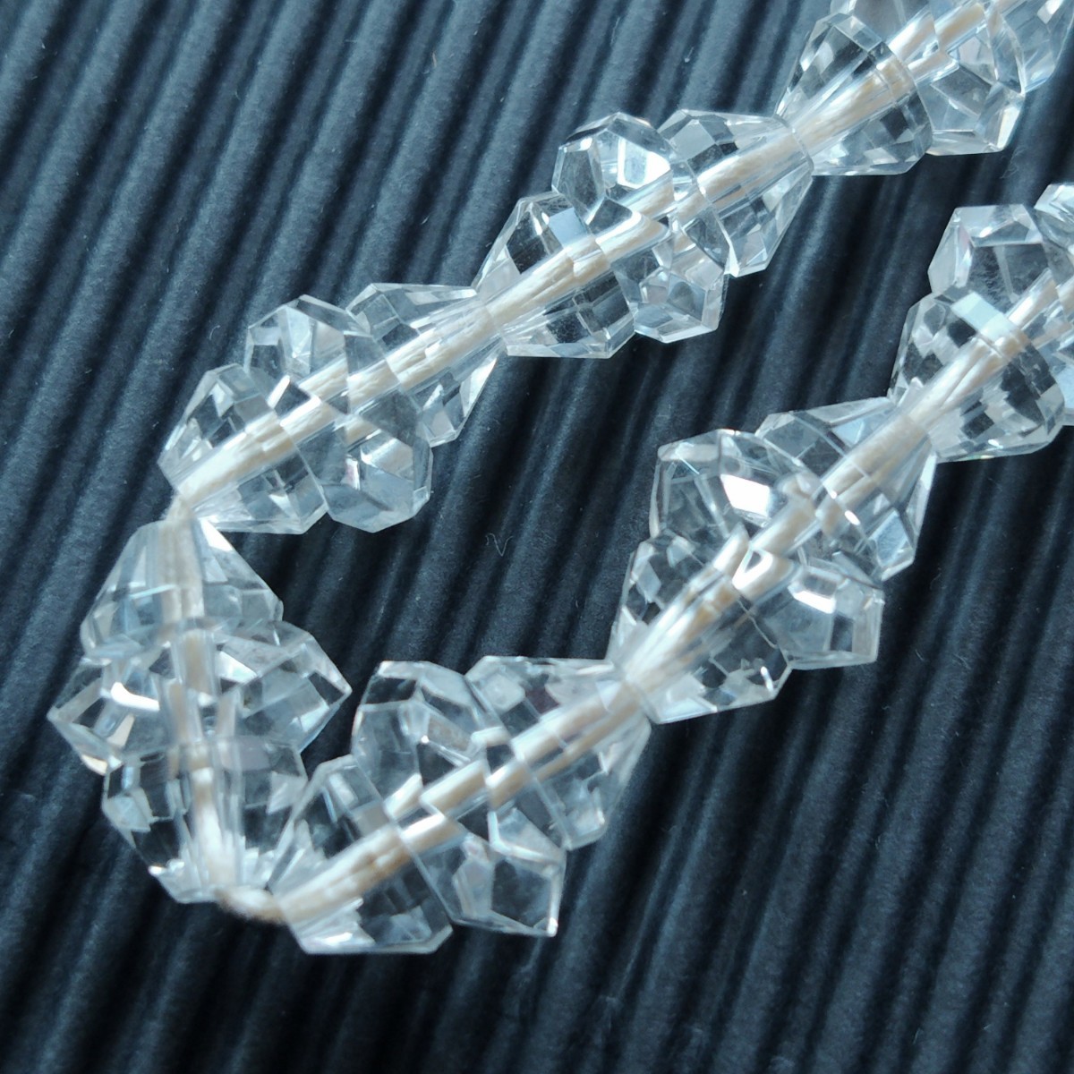 未使用品 カットされた水晶ネックレス全長 40cm 留め金 シルバー 水晶の最大サイズ 縦 15 mm横10mm_画像3
