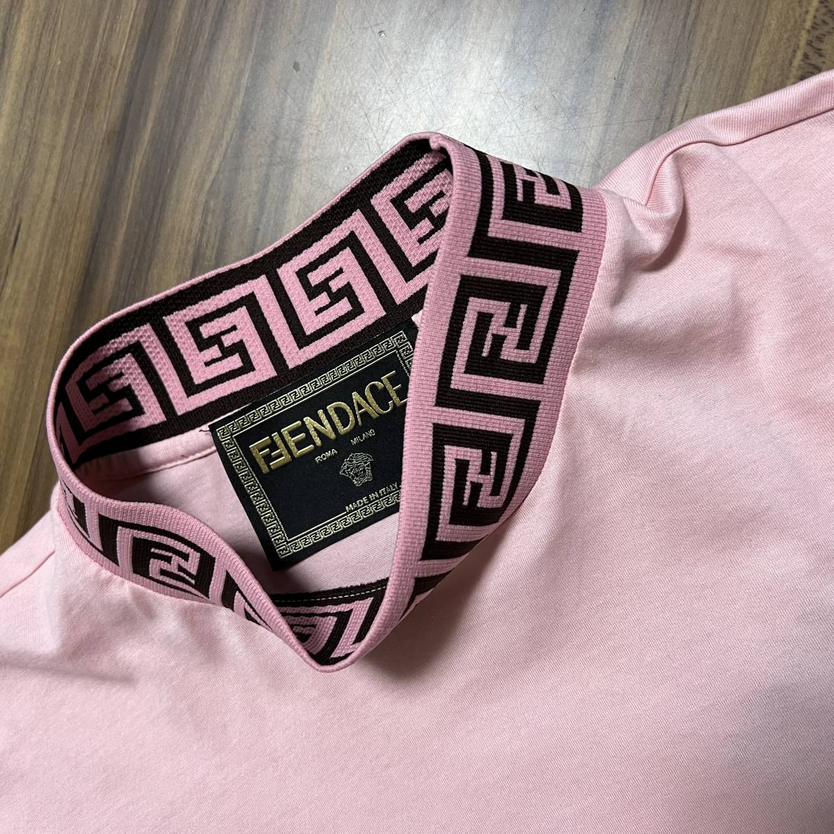 【新品】FENDACE フェンダーチェ ネックロゴ Tシャツ FENDI ヴェルサーチ 人気のピンク Mサイズ コラボアイテム 国内完売