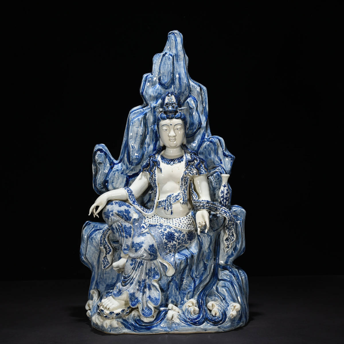 ◆旧蔵◆古美術 中国古玩 大清乾隆年製款　青花　纏枝蓮紋観音菩薩　仏坐像　時代物　A33