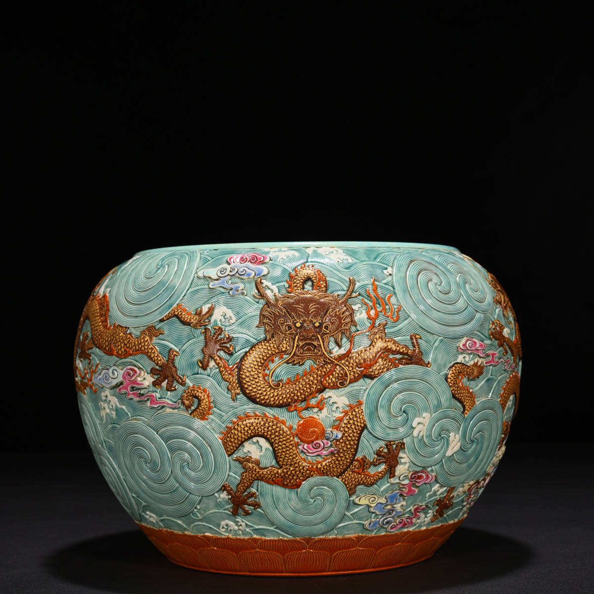 ◆旧蔵◆古美術 中国古玩　大清乾隆年製款　琺瑯彩　描金　縁地　浮雕　海水五龍紋鉢　時代物 A33