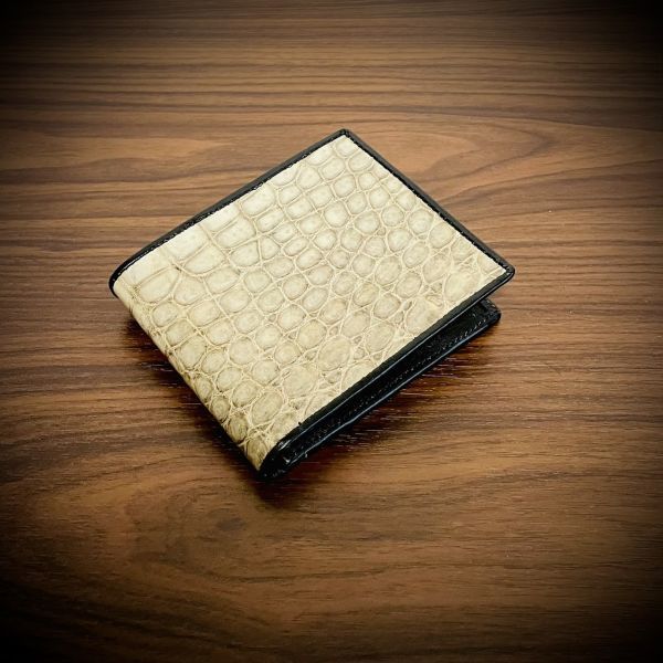 【限定セール!】 二つ折り 折財布 エナメル加工 メンズ財布 クロコダイル ヒマラヤ シャイニング ワニ SHC001HW 一枚革 腹部 本物証明付 本革 二つ折り財布(小銭入れあり) 【限定セール!】 二つ折り 折財布 エナメル加工 メンズ財布 クロコダイル ヒマラヤ シャイニング ワニ SHC001HW 一枚革 腹部 本物証明付 本革 二つ折り財布(小銭入れあり)