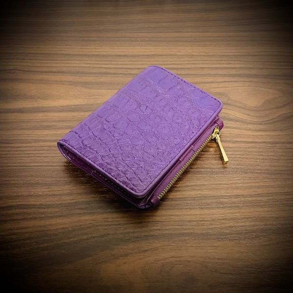 今ならほぼ即納！ 高級 人気のコンパクトな財布 クロコダイル 紫