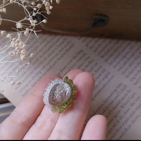 ビーズ刺繍のリング　刺繍アクセサリー　ビーズアクセサリー　11号フリーサイズ　ペリドット