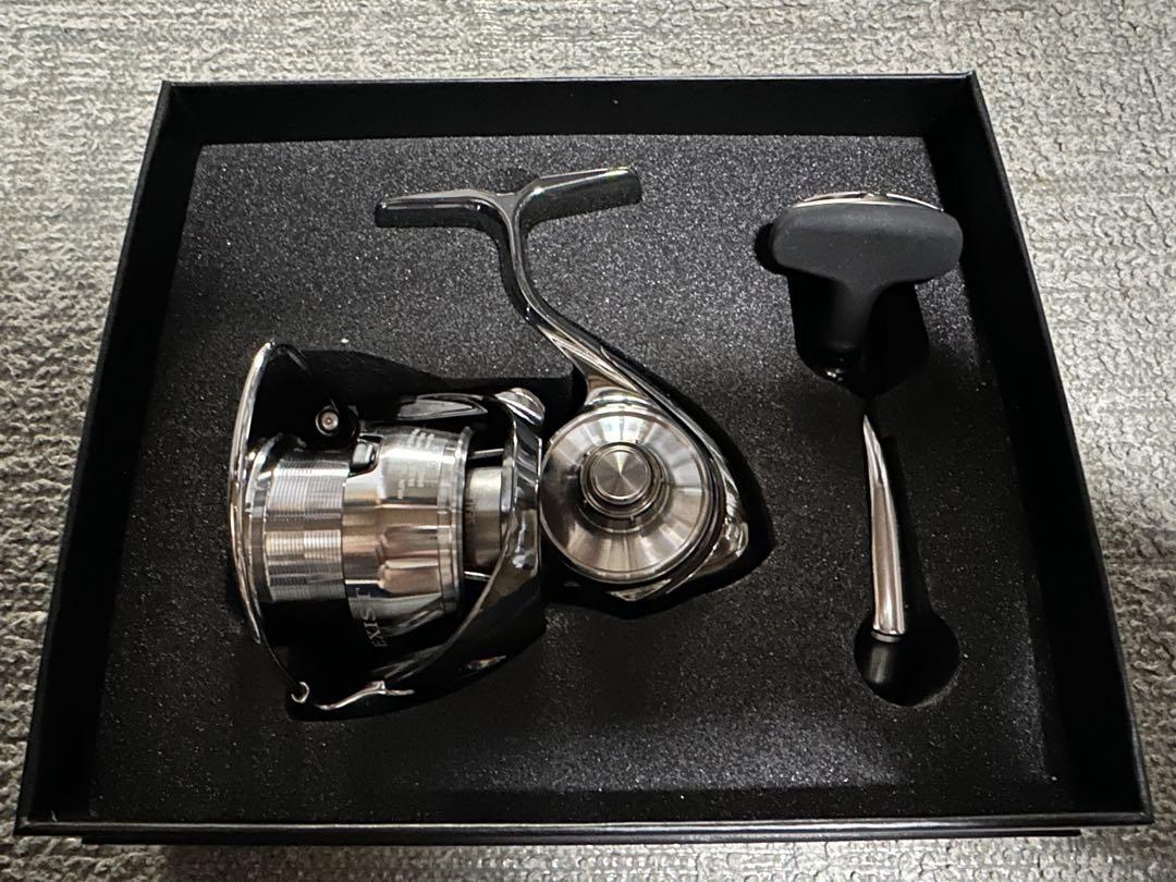 新品 22イグジスト(EXIST)　ダイワ(DAIWA) 【LT3000S】 スピニングリール 釣り具 フィッシング 海釣り 左右交換ハンドル シルバー_画像1