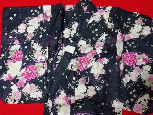  не использовался 5400 иен. . товар! девочка юката 110cm популярный чёрный ( темно синий?) розовый. Sakura в дополнение fwafwa obi & олень. . лента 