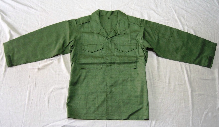 ４Ａ自衛隊ＯＤ戦闘服３型（V/Cリップストップ生地製、大き目Ｍサイズ、新品、送料無料）_画像2
