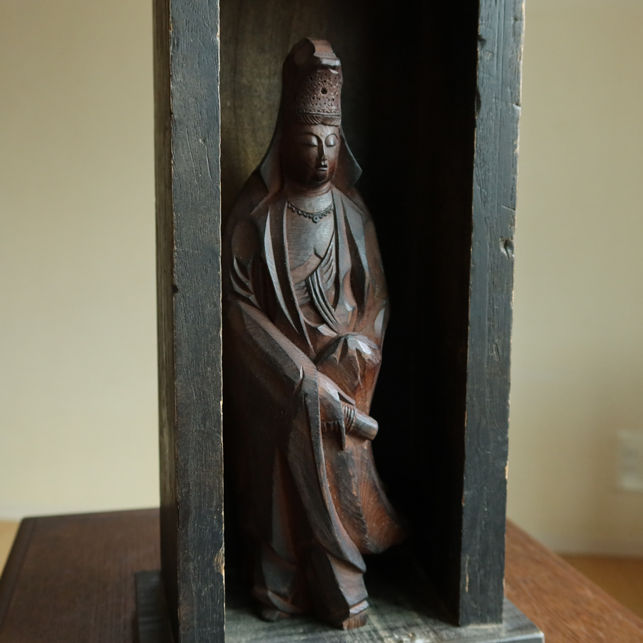 静かな佇まいの 一刀彫 仏像 厨子入り 高さ約30cm 仏教美術 時代 江戸