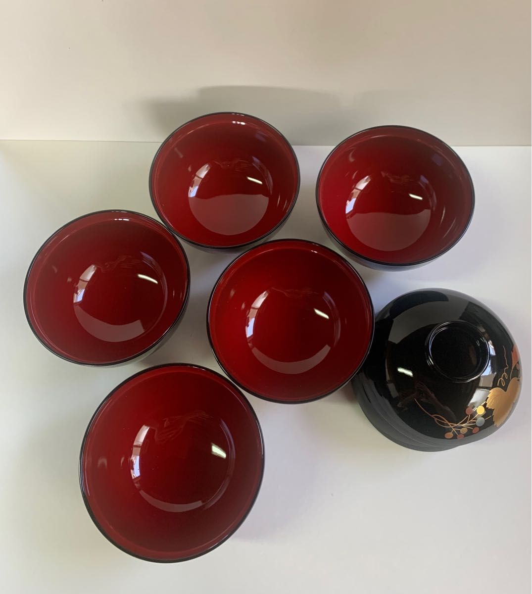 高級漆器 天然木 蓋付き汁椀 黒内朱 金彩の実に葉図 伝統工芸品 高級漆器 天然木 蓋付き汁椀 黒内朱 金彩の実に葉図 伝統工芸品