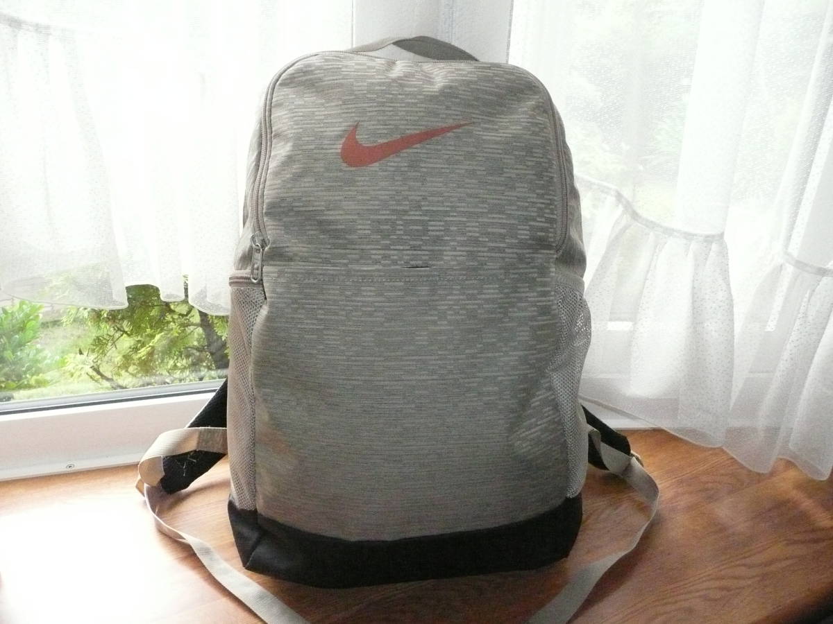 NIKE ナイキ 極上 デイパック 軽量リュック 容量25L ベージュ地模様 W30×H45×D20cm スポーツ 部活 ハイキング 登山 通勤通学 買物 ジム