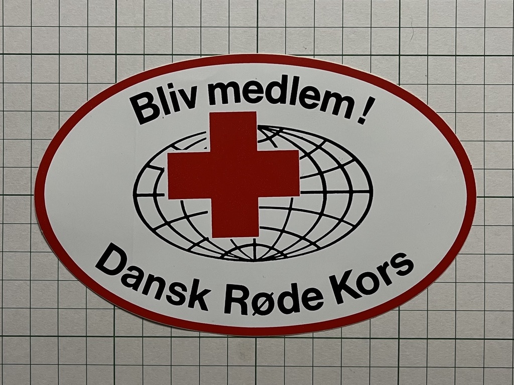 デンマーク 古いステッカー：Bilv medlem dansk Rde Kors デンマーク赤十字 ビンテージ 海外 +Je_画像1