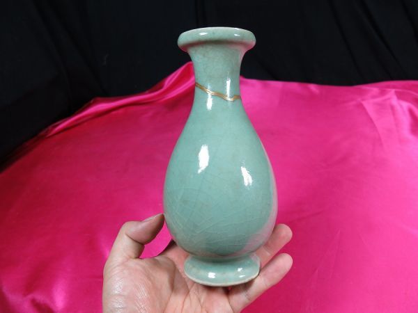 ｃ　清朝青磁壺　清時代　中国　磁器　焼き物　陶器　青磁　釉薬　花瓶　仏花器　華瓶