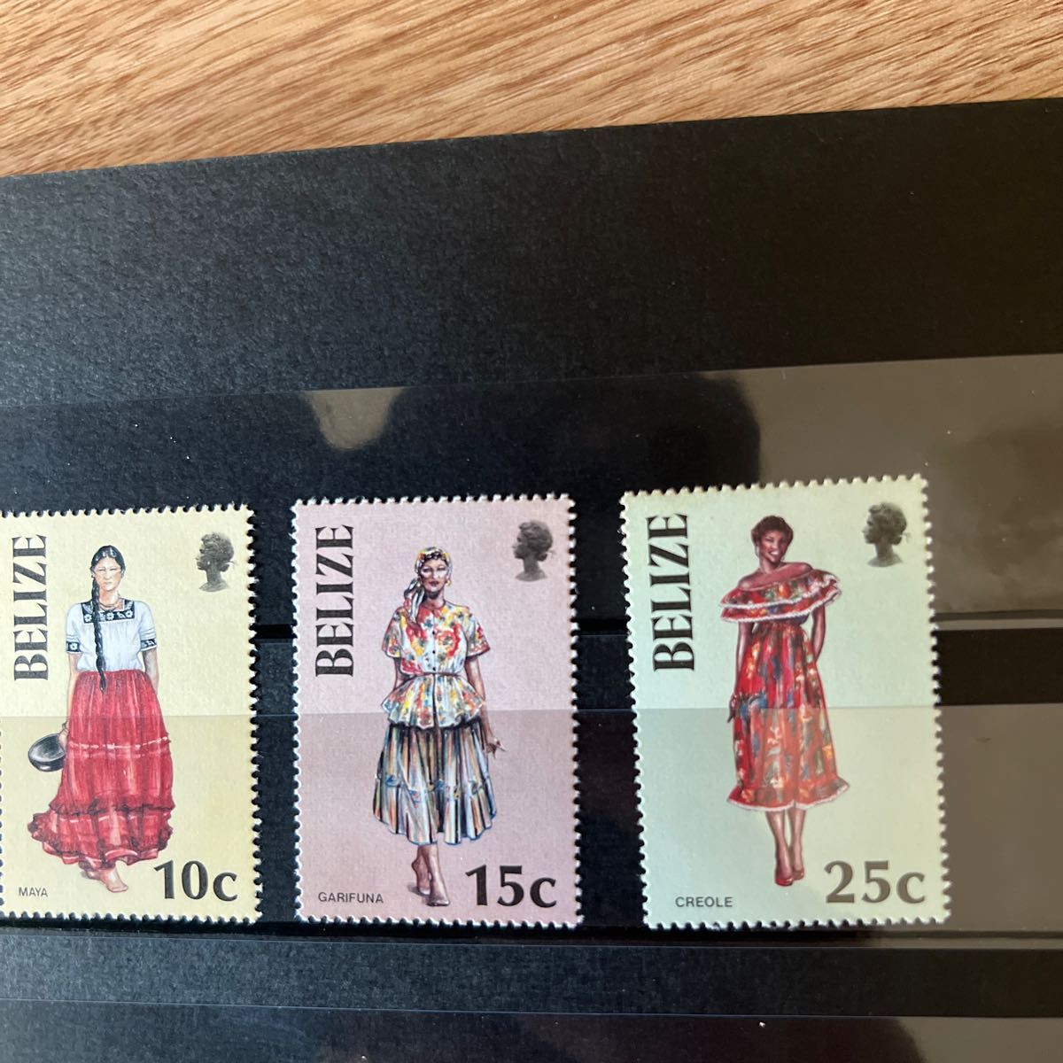 外国民族衣装切手 世界の民族衣装8種（べリーズ）。 モンゴル民族衣装7種。未使用