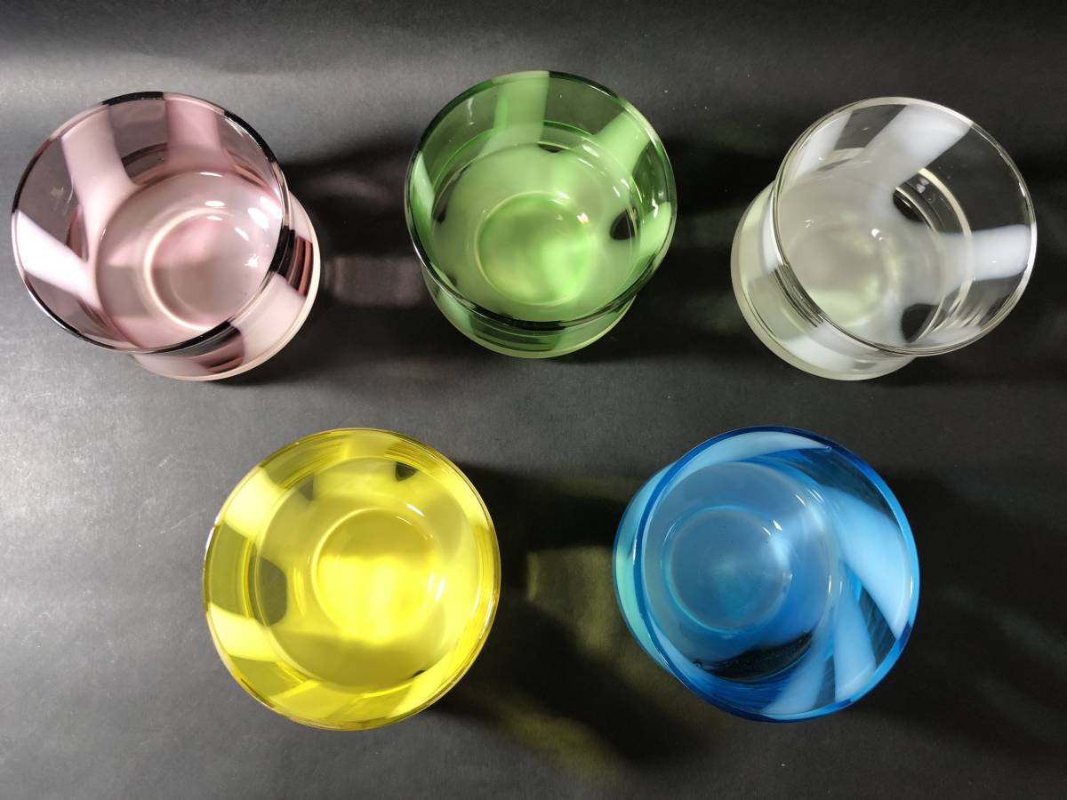 昭和レトロ　五色のガラスコップ　五客　色ガラスに乳白練込みガラスコップ　レトロガラス　昭和雑貨　テーブルコーディネート_画像3