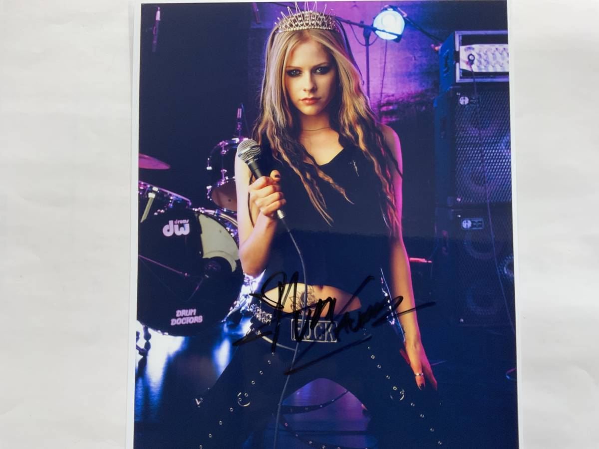 avuliru*la vi -n with autograph photograph Avril Lavigne /Hello Kitty /Give You What You Like /Fly