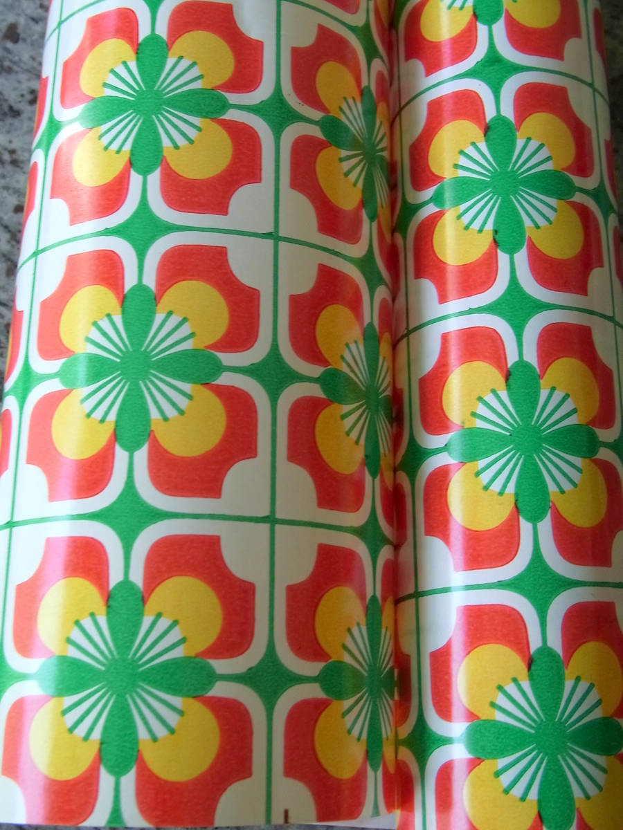 スイス製 ヴィンテージ＆レトロ ワックスペーパー,包装紙 (緑、オンレンジ、赤の幾何学模様)　50cm×50cm_画像3
