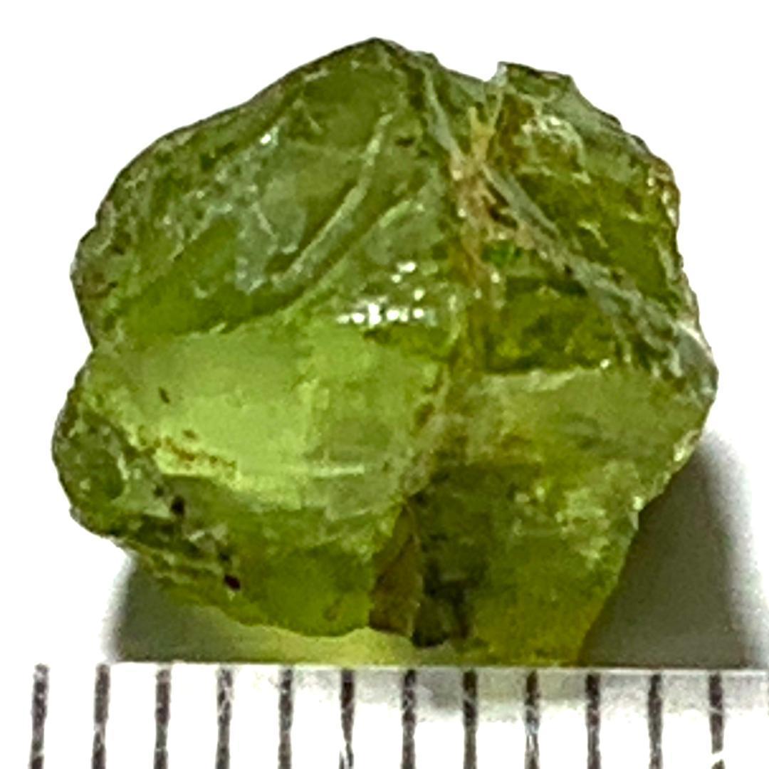 河北省産宝石質橄欖石（ペリドット）の大きな結晶・２g未満（中国産鉱物標本）