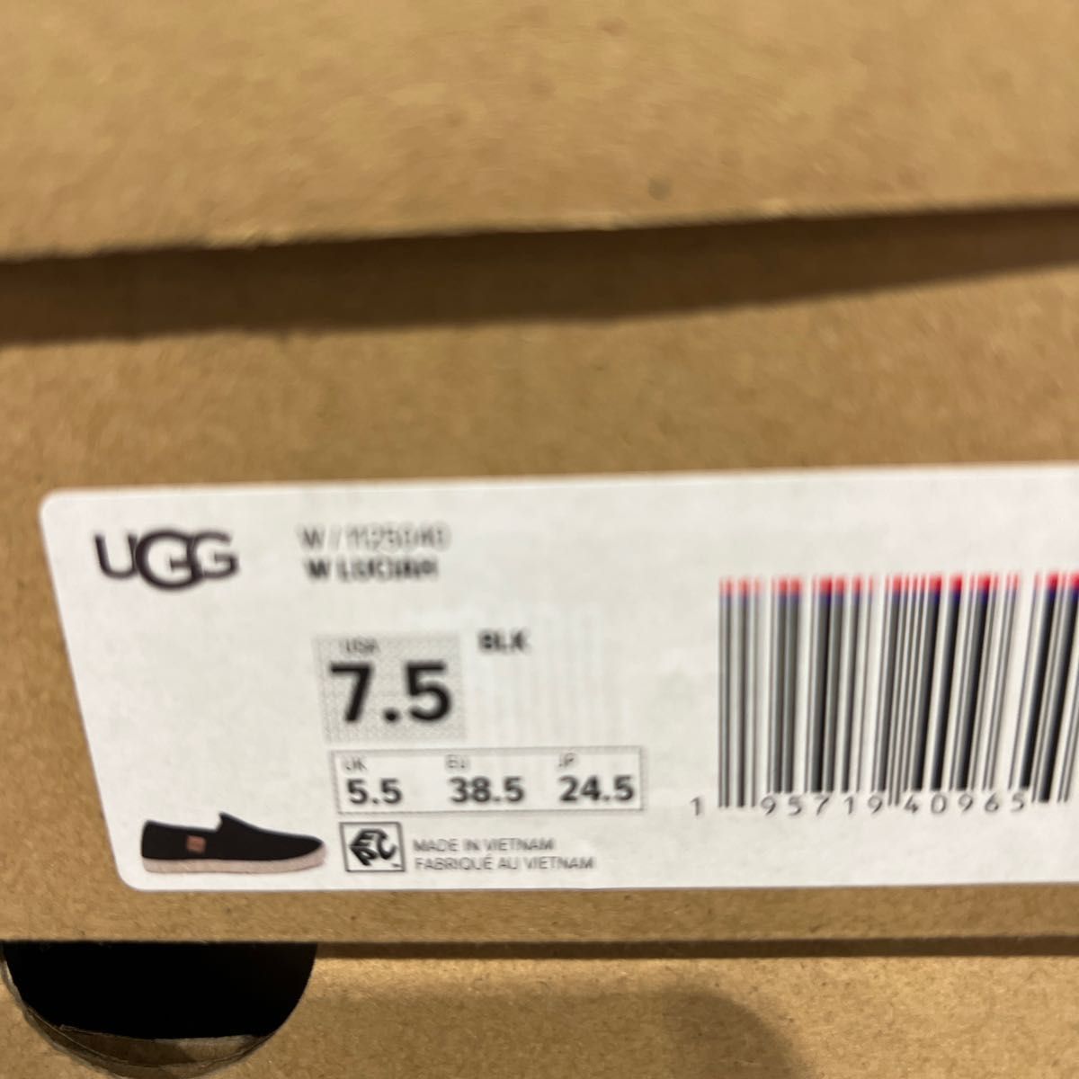 UGG レディース Luciah スニーカー新品未使用品　24.5cm 12920円　お値引きご相談ください。