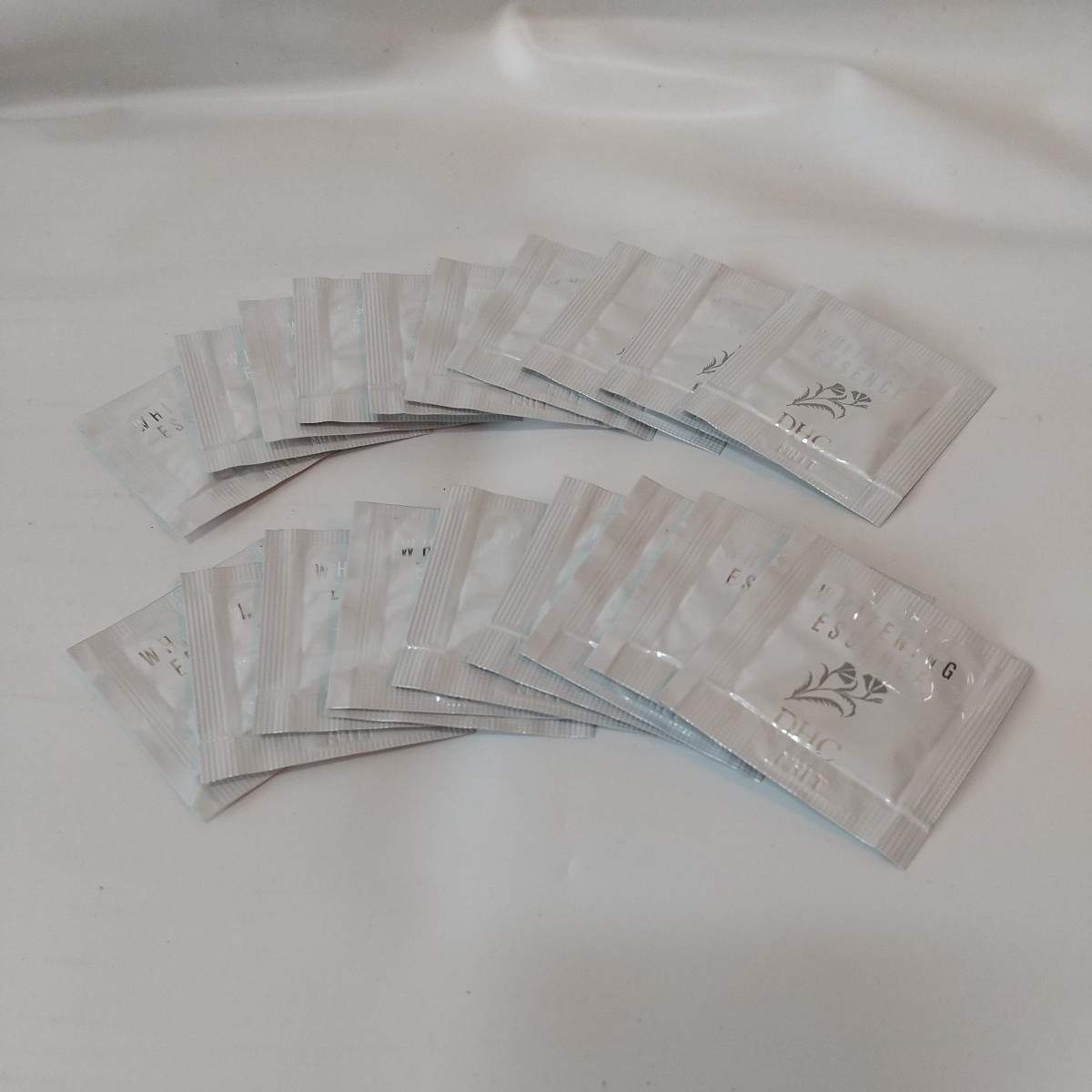 ◆DHC 化粧品 サンプル◆薬用ホワイトニングエッセンス 1ml×20個 (製造年月日2019年2月2020年7月)