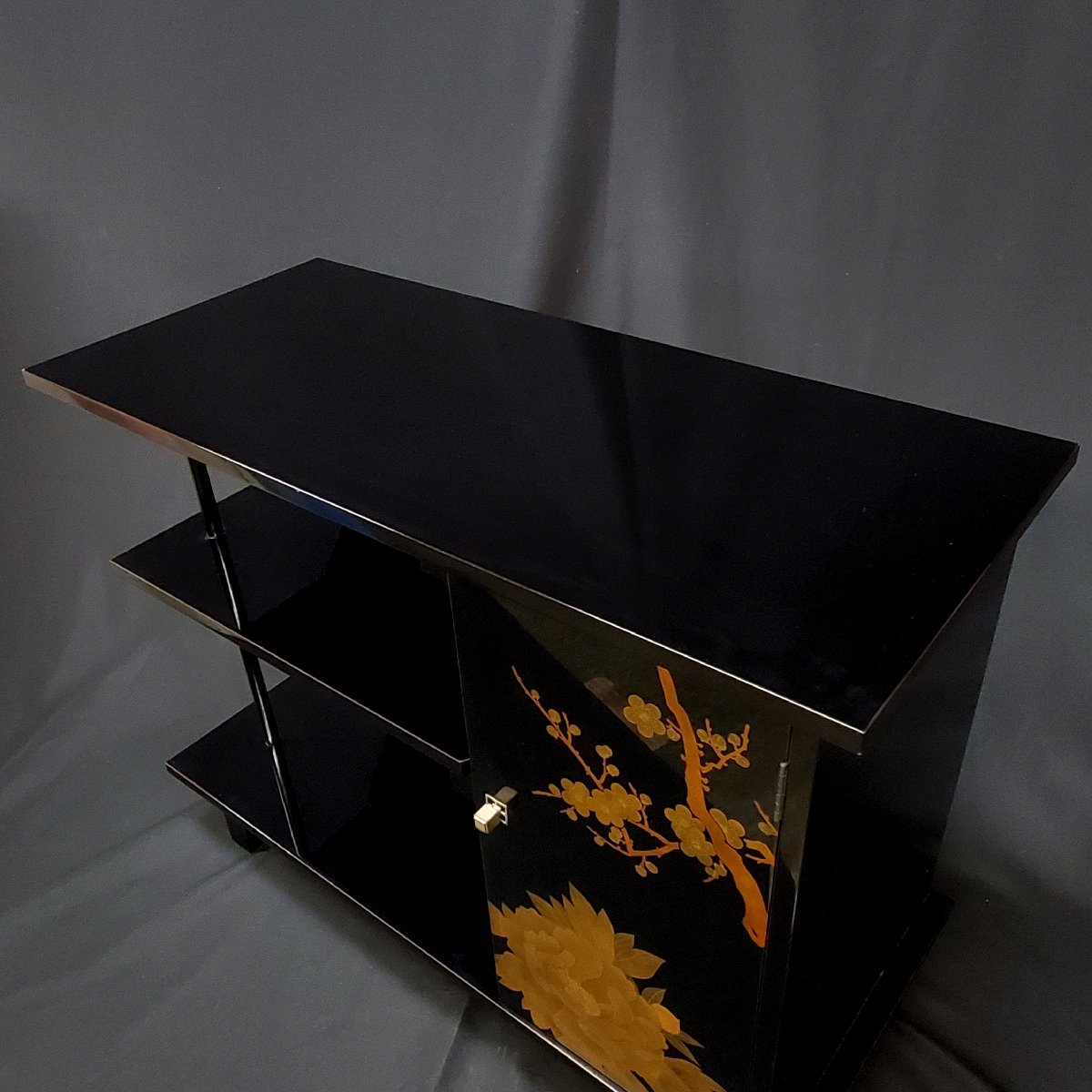 宝蔵】輪島塗 蒔絵師 井波唯志 黒塗 梅に牡丹蒔絵 飾り棚 煎茶棚 宝蔵】輪島塗 蒔絵師 井波唯志 黒塗 梅に牡丹蒔絵 飾り棚 煎茶棚