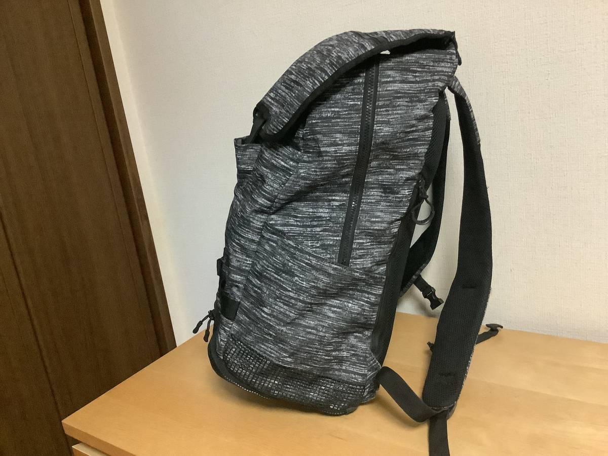 訳あり　OAKLEY オークリー　バックパック　グレー／ブラック　34L 　送料無料_画像2