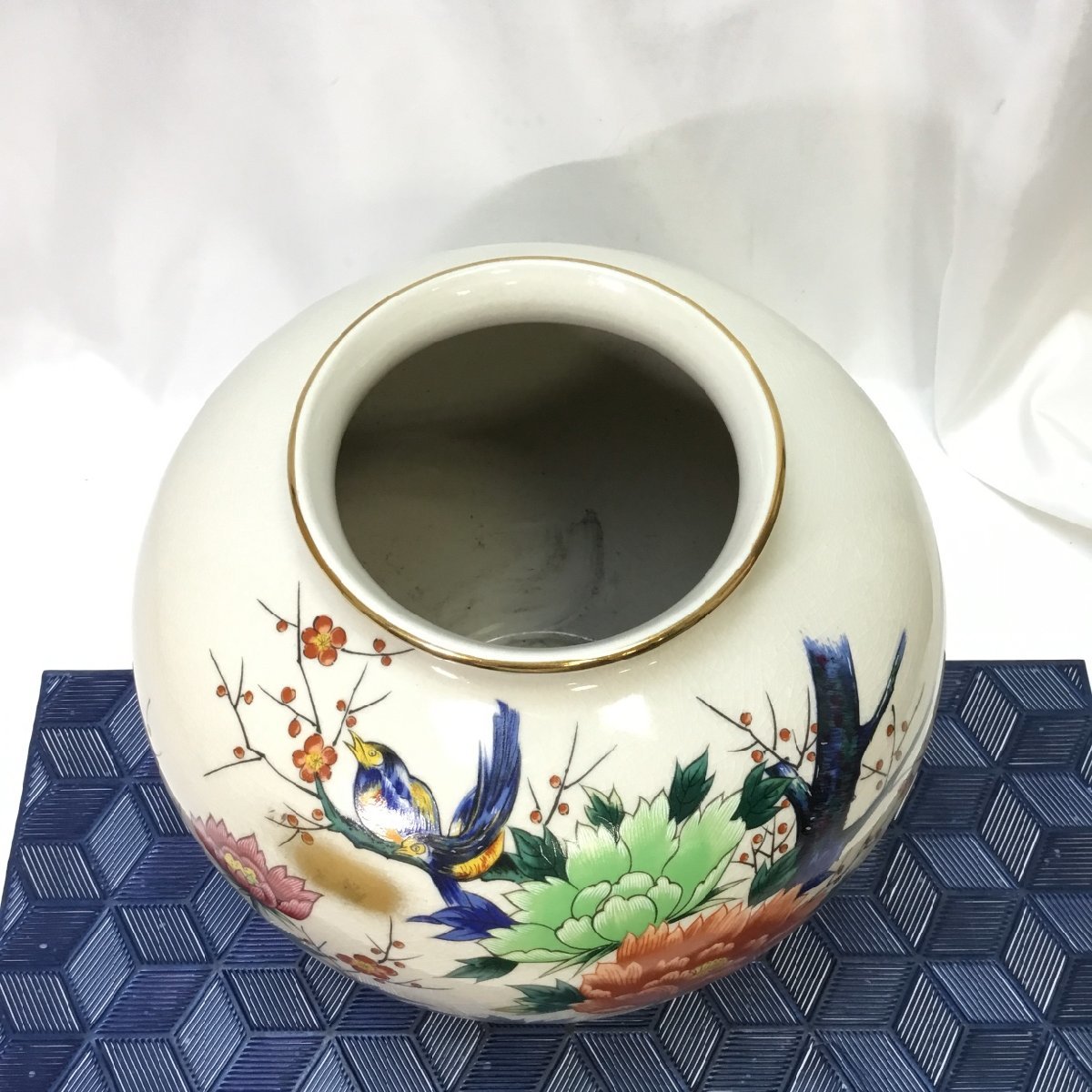 【現状保管品/CSH】九谷焼 壺 花瓶 金彩色絵 工芸品 花器 花入 フラワーベース 色絵 花柄 花入 花生 花活 壷 壺 華道具 置物 HA0701_画像3