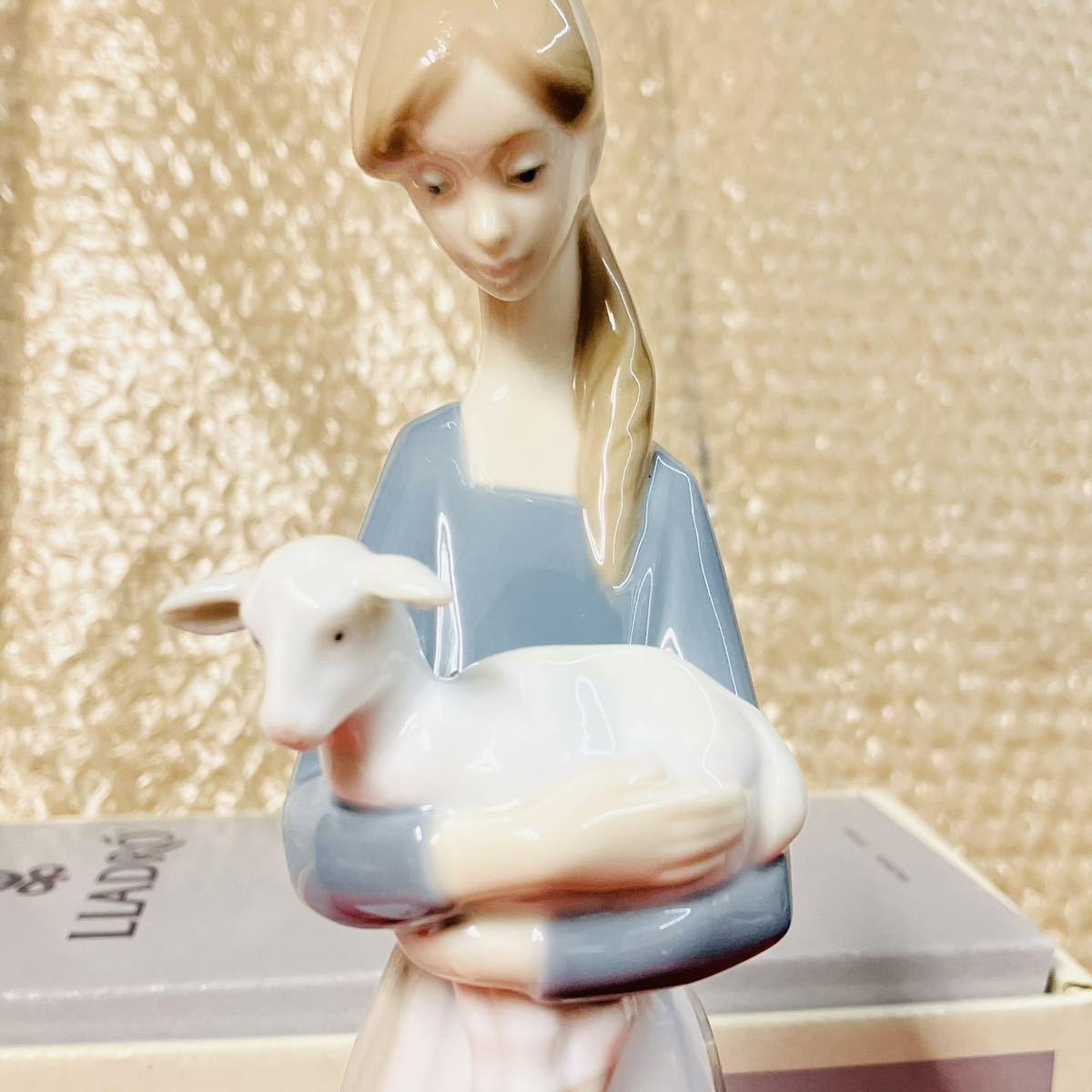A1100-4/LLADRO/リヤドロ/子羊を抱く少女/フィギュリン/陶人形 A1100-4/LLADRO/リヤドロ/子羊を抱く少女/フィギュリン/陶人形