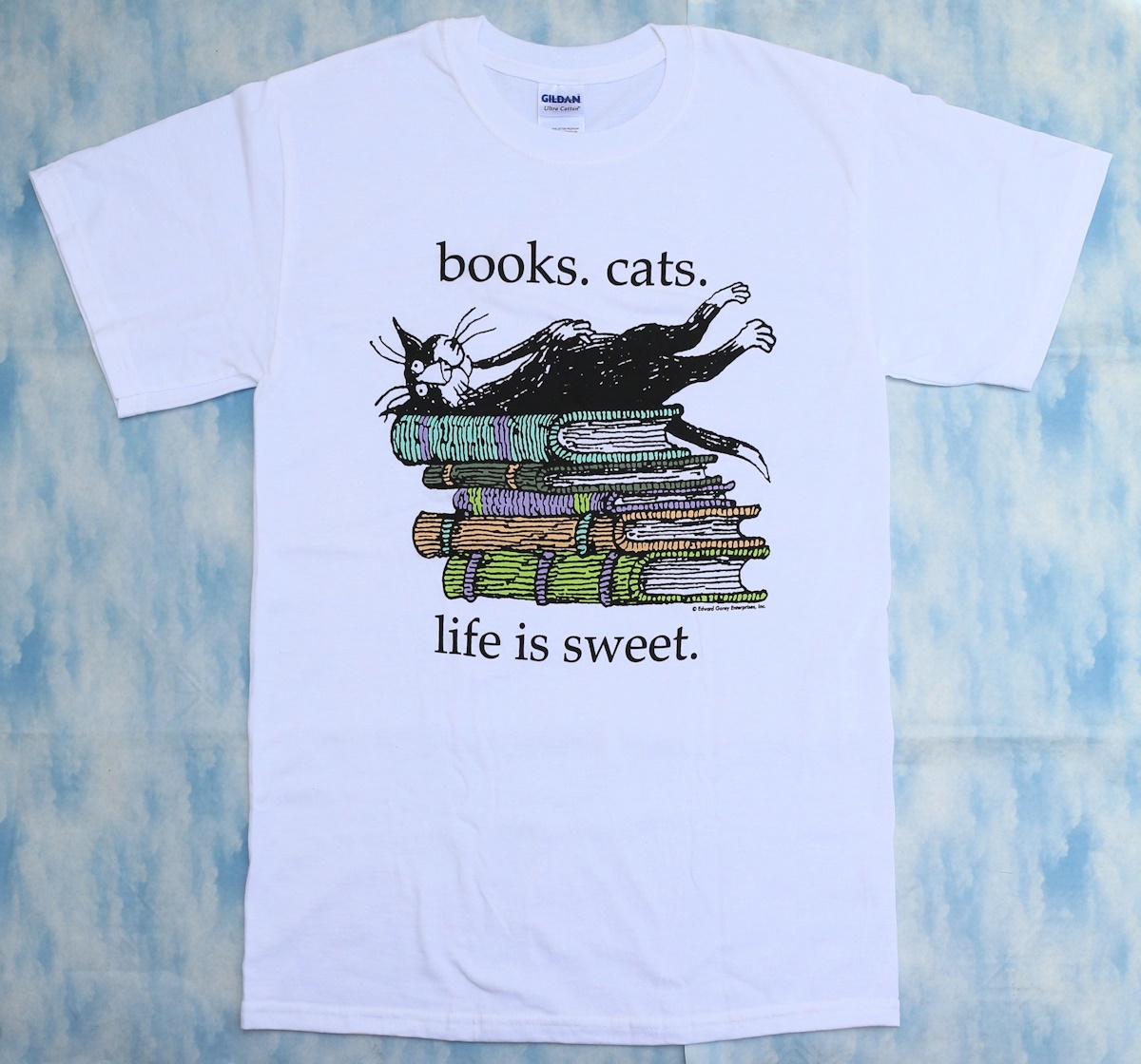 男女兼用Tシャツ/エドワード・ゴーリー/猫と本/Edward Gorey/T-Shirt/Books. Cats. Life is Sweet. _画像1