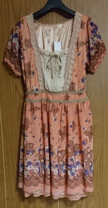 未使用 axes femme 花柄ワンピース タグ付 チョウパネル柄 未使用 axes femme 花柄ワンピース タグ付 チョウパネル柄