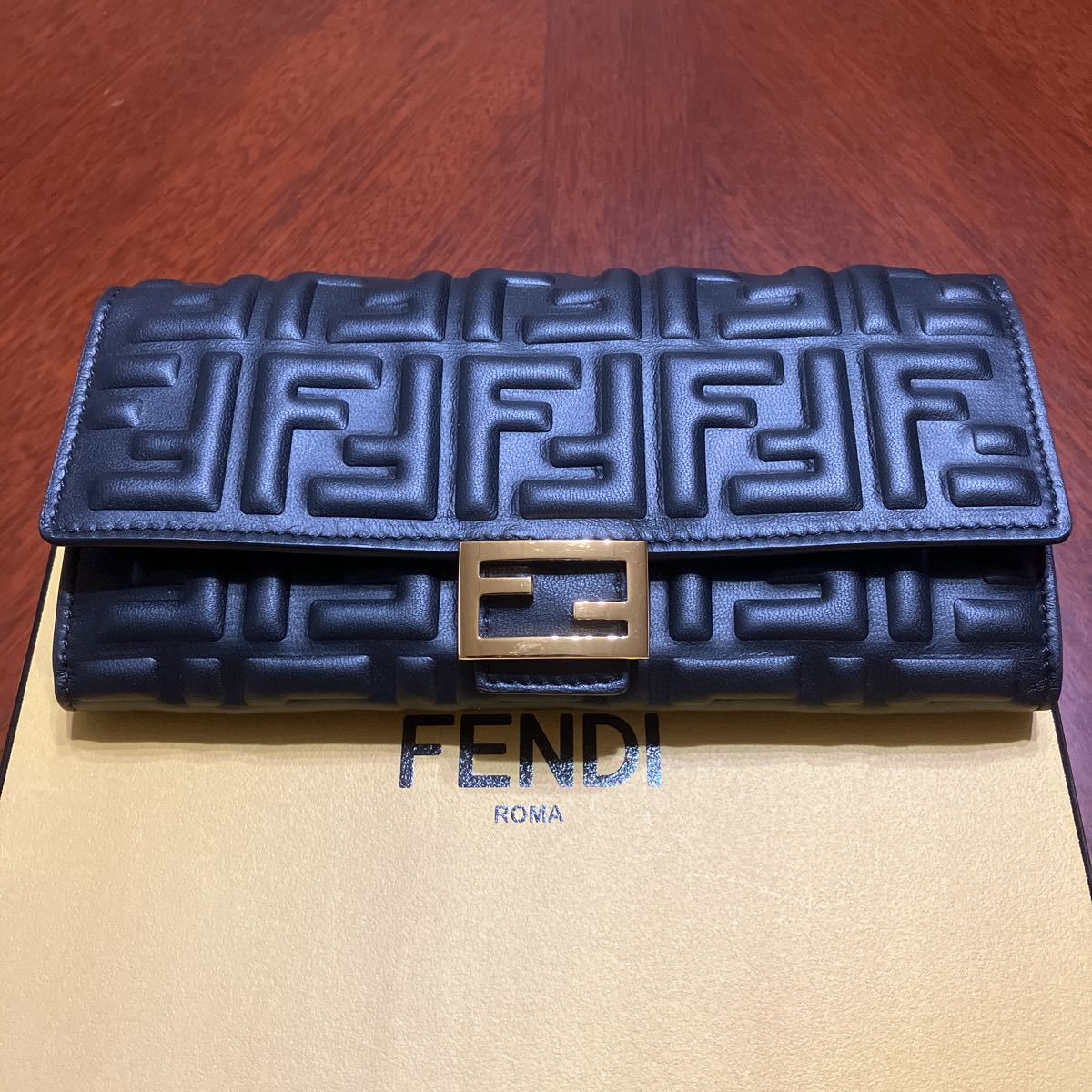 美品 ズッカ レザー ブラック コンチネンタル財布 バゲット FENDI