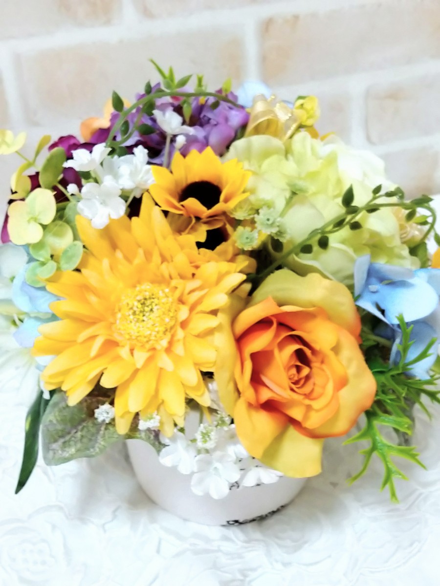 * yellow group. brilliant . flower arrangement *. flower ..... space . in present . please Flower art flower sound 