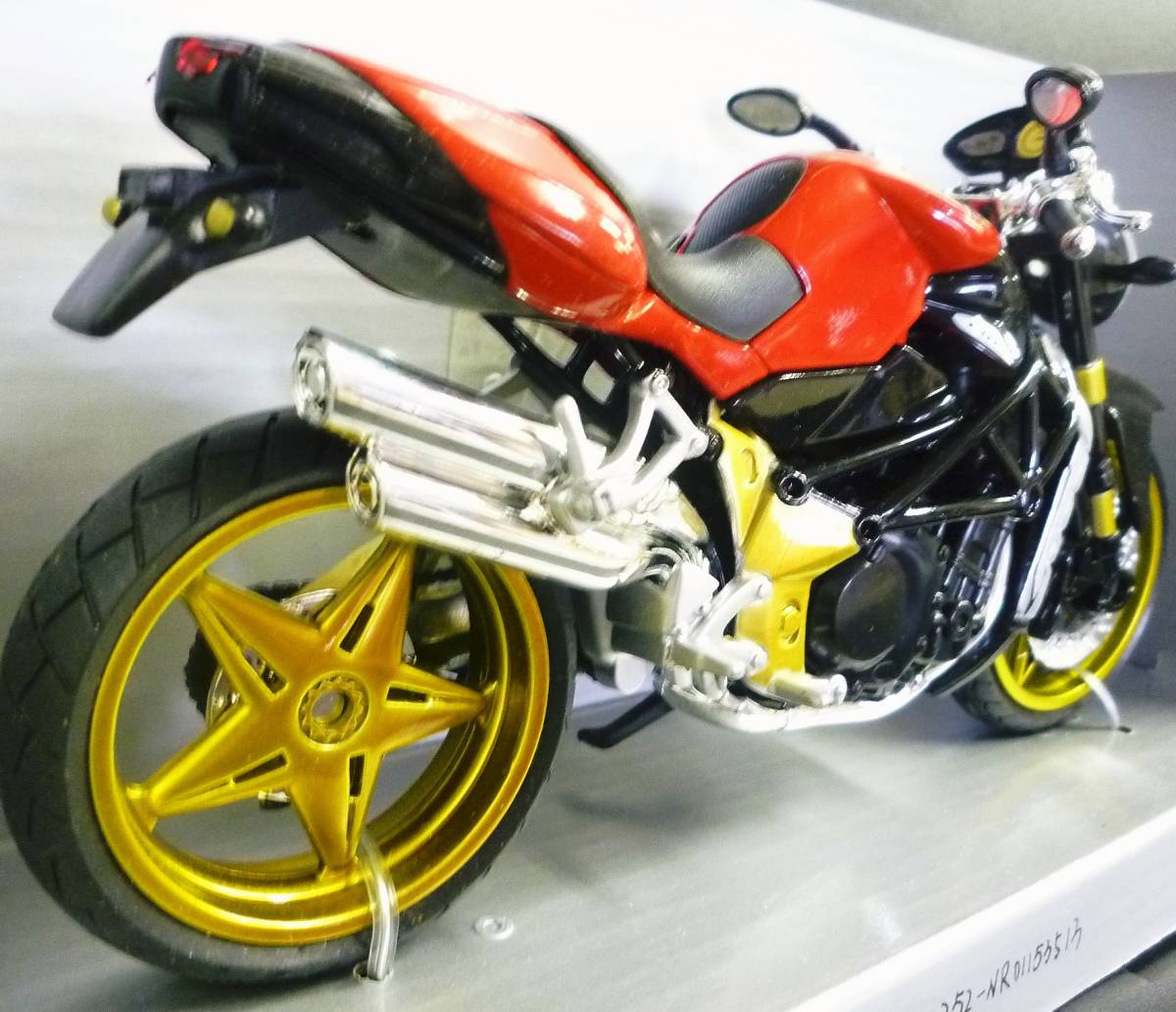 【希少出品】 1/12 MV アグスタ ブルテール　AGUSTA BRUTALE　レッド／ブラック 2001 NewRay ロードライダーコレクション　ダイキャスト_画像9