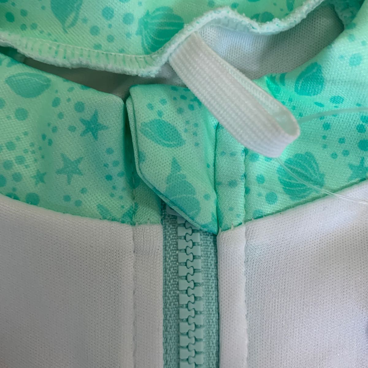 新品　110㎝　ラッシュガード　シェル柄　エメラルドグリーン　タグ付き　貝殻 長袖