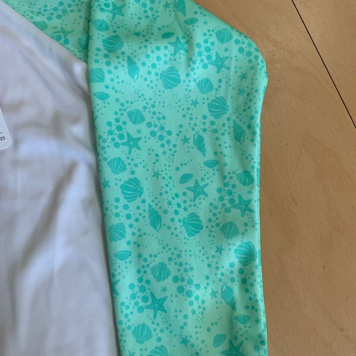 新品　110㎝　ラッシュガード　シェル柄　エメラルドグリーン　タグ付き　貝殻 長袖