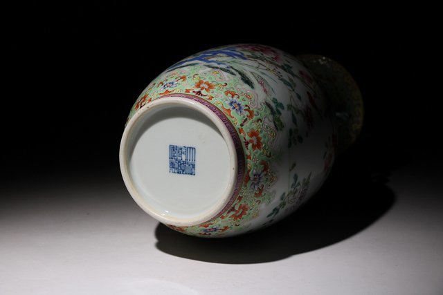 博物館展示品来歴有733 清時代乾隆年製粉彩花瓶草花紋高さ約28cm （検