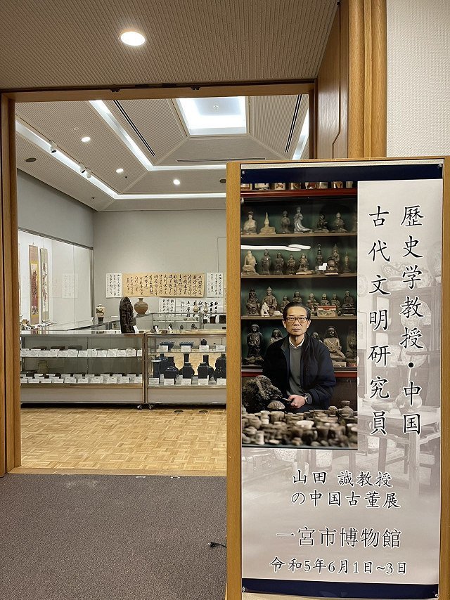 博物館展示品来歴有733 清時代乾隆年製粉彩花瓶草花紋高さ約28cm （検