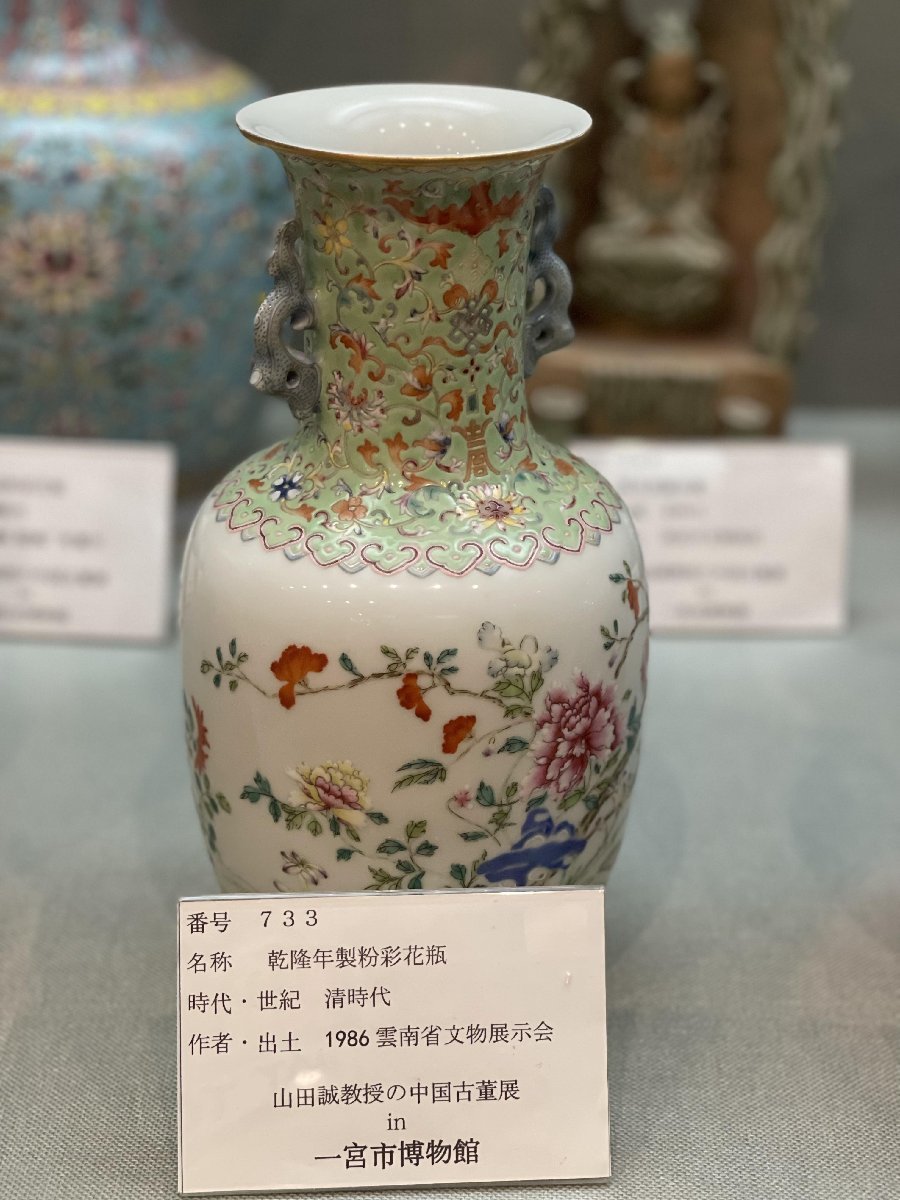 博物館展示品来歴有733 清時代乾隆年製粉彩花瓶草花紋高さ約28cm （検