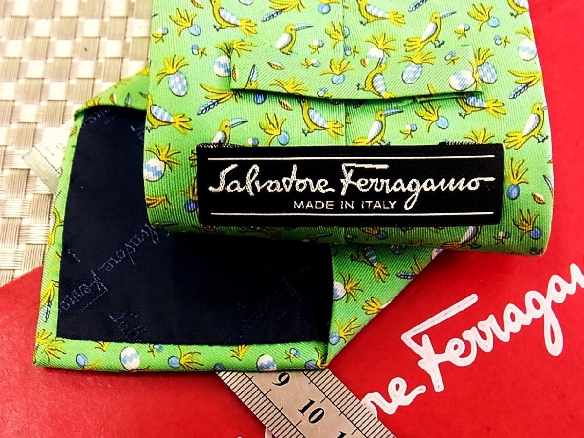 ♪32156C♪良品【鳥 パイナップル 果物 柄】フェラガモ【Ferragamo】ネクタイ_画像2