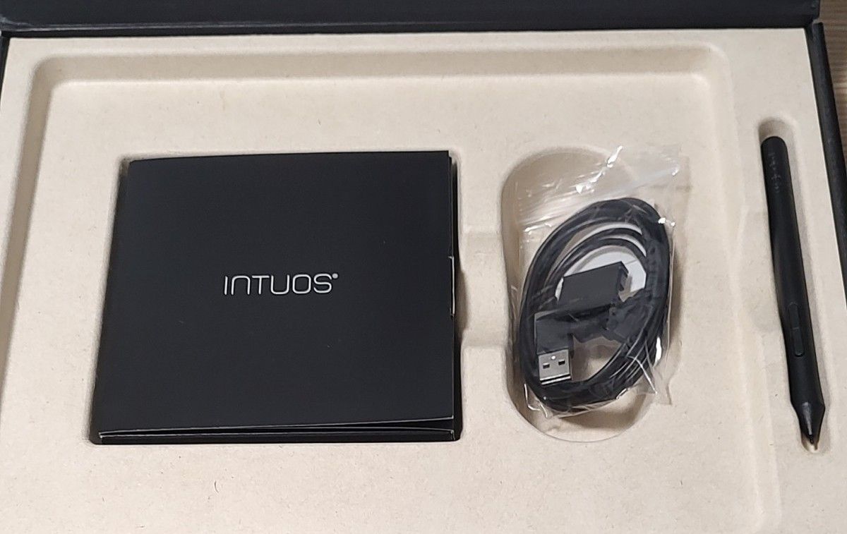 【中古品】Wacom 板タブ Intuos Comic medium CTH-690/K1 Mサイズ ※ワイヤレスキット付属