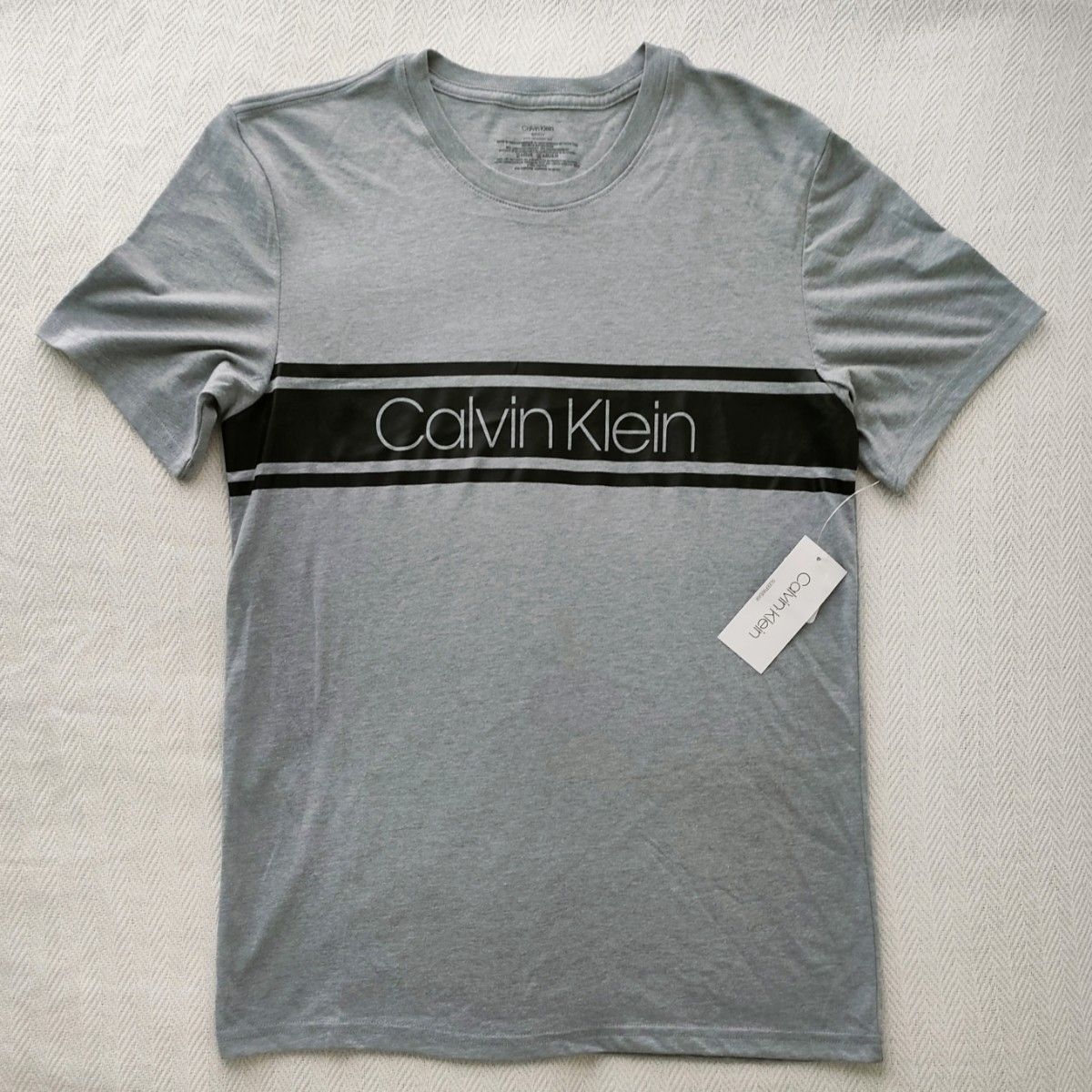【新品未使用】カルバンクライン Calvin Klein メンズTシャツクルーネック丸首 ロゴ Ｓ（日本サイズＭ）お洒落　レア