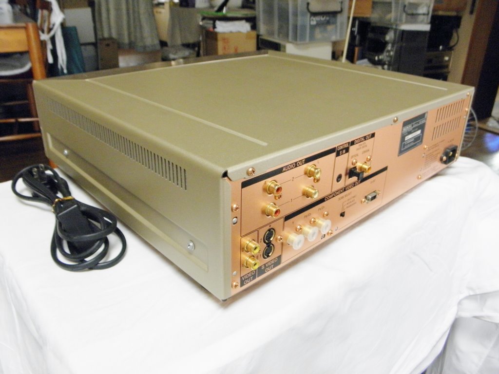 索尼製造的SACD / DVD播放器DVP-S 9000ES採用美觀的遙控器，手動，電源線連接 原文:ソニー製ＳＡＣＤ/ＤＶＤプレヤー　ＤＶＰ-S9000ES　中古　動作美品　リモコン、取説、電源コード付