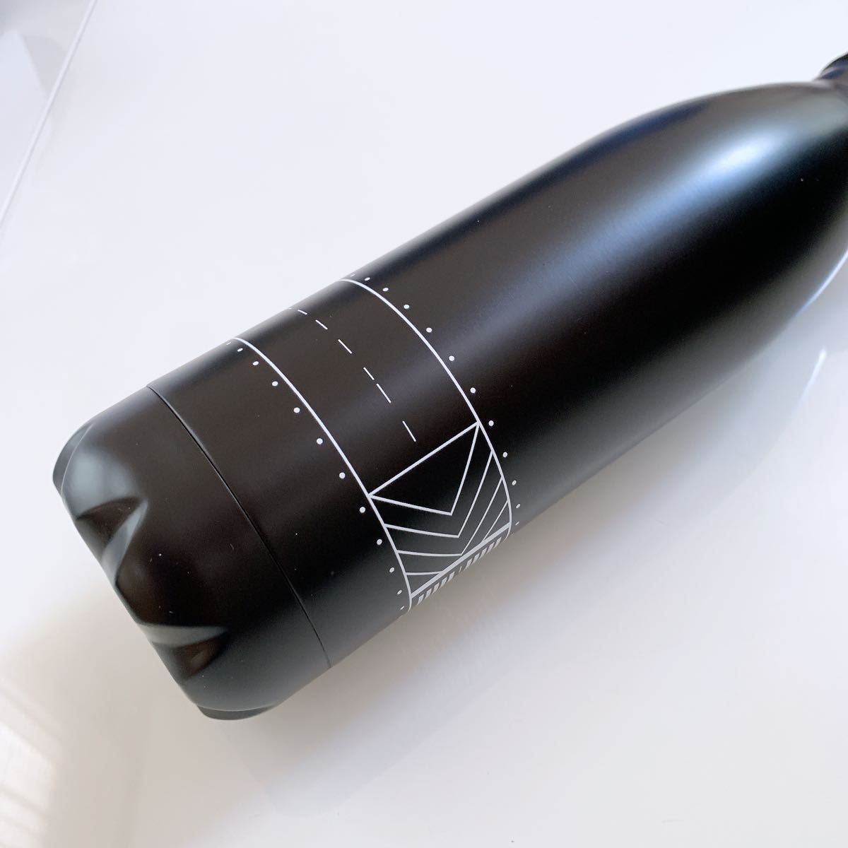 【新品】エミレーツ航空　オリジナルアイテム　滑走路柄のボトル　水筒　飛行機　黒 ステンレスボトル メンズレディースキッズ
