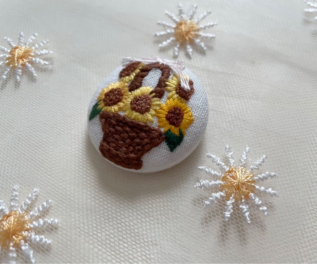 ひまわりの花籠刺繍ブローチ　くるみボタン